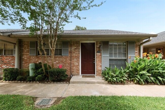 Building Photo - 233 W Tri Oaks Ln Rental