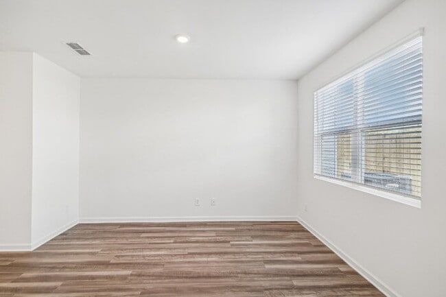 Photo - Fantastic 3bd/2.5ba home! Let yourself in!