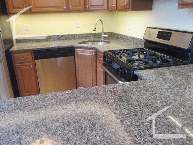 Building Photo - Nicely renovated 3 bed in Brookline Village!