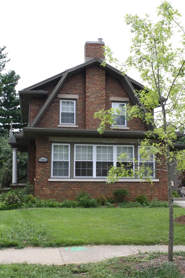 Building Photo - 1006 E 1st St