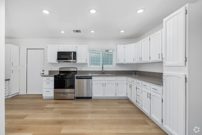 3BR, 2BA - 1,352SF - Kitchen - 17178 McKeever St