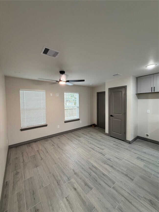 Photo - 5400 Pine Ave