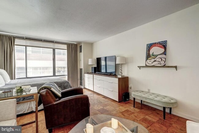 Building Photo - 1301 20th St NW Unit 201