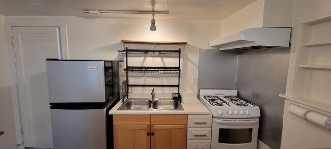 Kitchen - 6070 Old Redwood Hwy Unit C