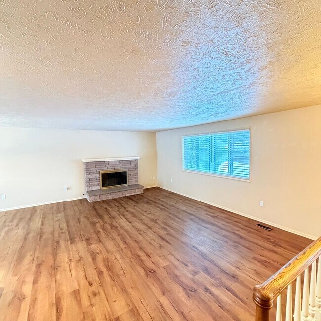 Photo - 906 Summit Dr