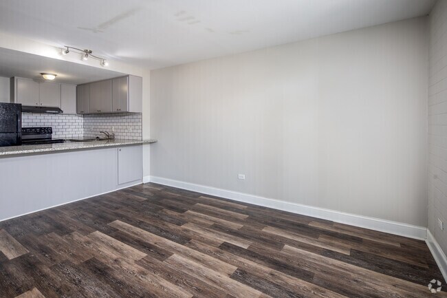 1BR, 1BA - 650SF - Living Room / Dining Area