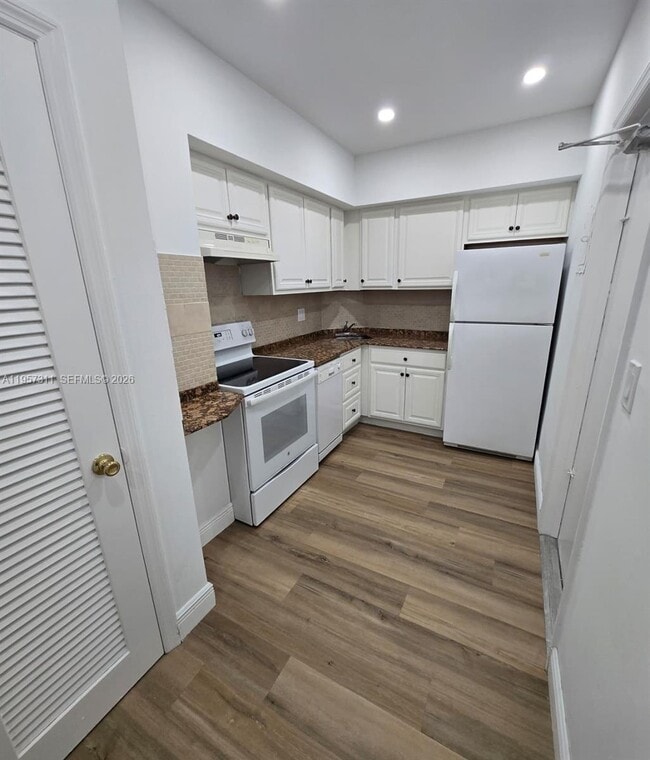 Building Photo - 2424 SE 17th St Unit 110B