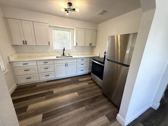 Building Photo - 810 20th Ave S Unit 810 1