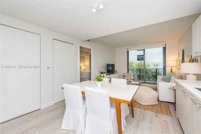 Photo - 55 SW 9th St Unidad 1010