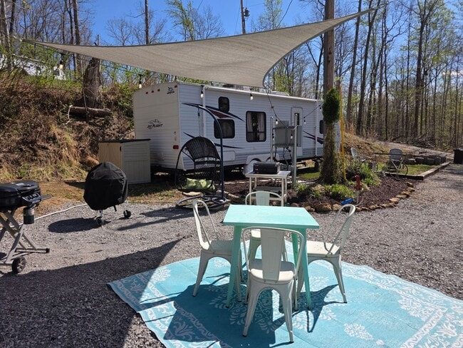 Building Photo - LONG TERM RENTAL! Camper 5 minutes from Nolin Lake. Unit 3