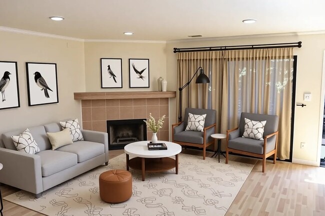 Sala de estar y chimenea - 1348 N Orange Dr Unidad 2