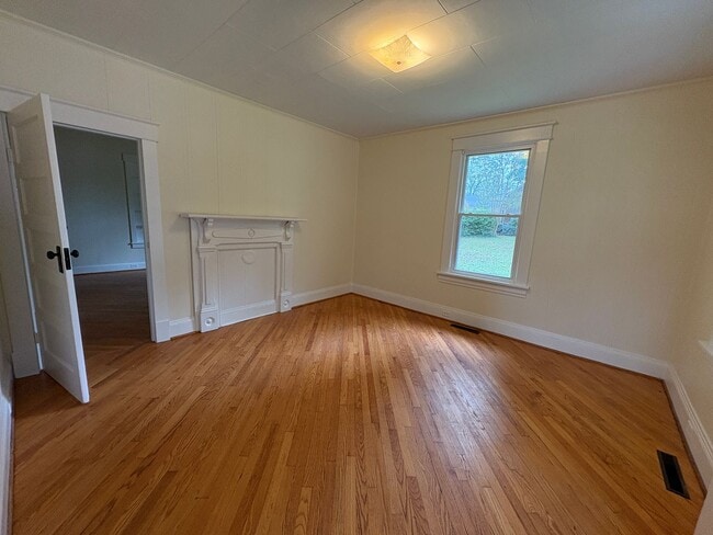 Photo - Spacious 2-3 bedroom house! Located on sid...