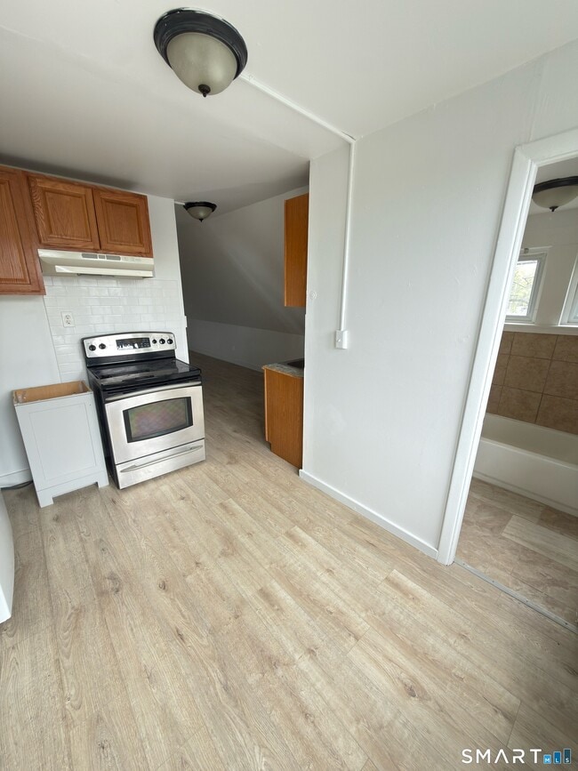 Building Photo - 10 Beatrice St Unit 3