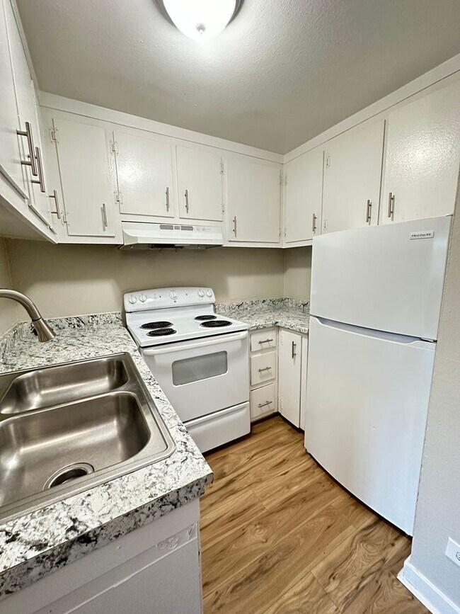 Building Photo - 1400 W Mississippi Ave Unit 308
