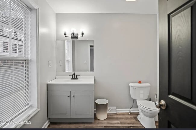 Downstairs bathroom - 5 Stephen St