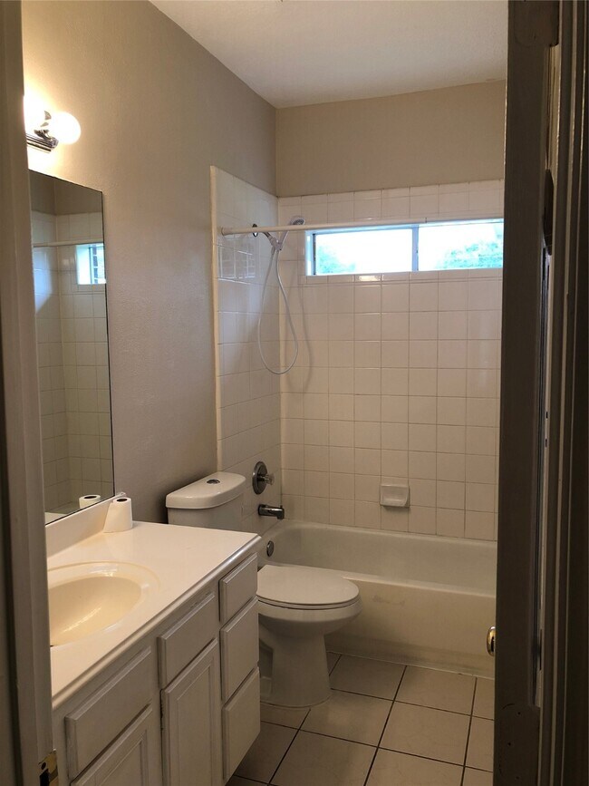 Photo - 818 Oak Lodge Ct