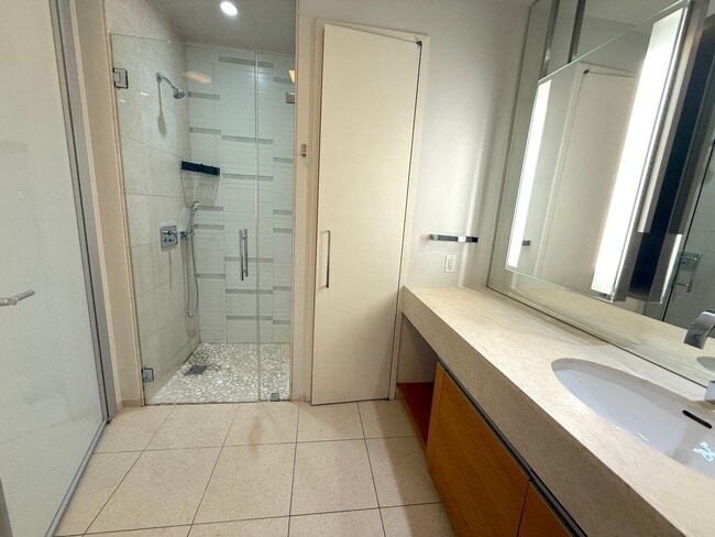 Photo - Spacious 10th Floor Studio at The Veer Towers!!