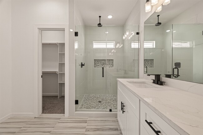 Photo - 9332 Waller St