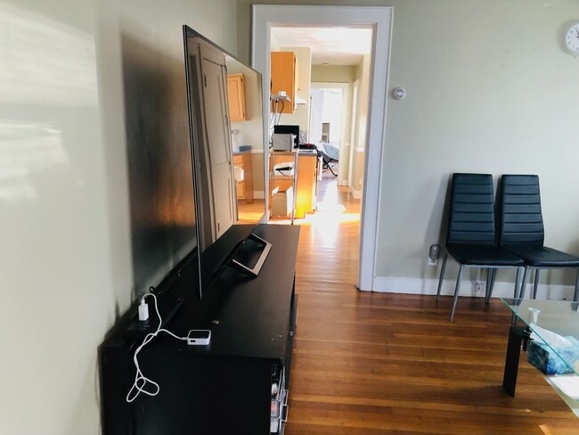 Pasillo a la cocina - 53 Germain Ave Unidad 2R