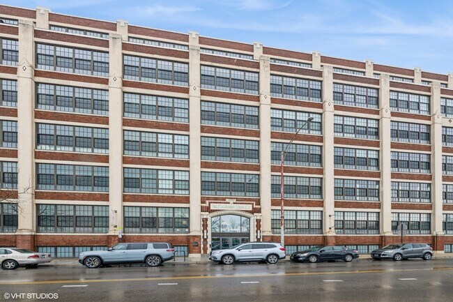 Photo - 3963 W Belmont Ave Unidad 143 Rental