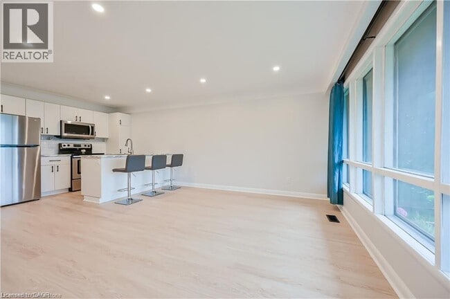 Photo - 738 Mohawk Rd E