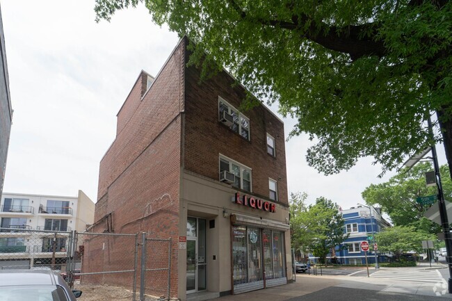 Building Photo - Spacious 1 BD 2 BA Apartment in the Histor... Unit 201