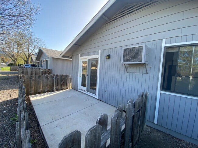 Building Photo - 577 N Laurel St