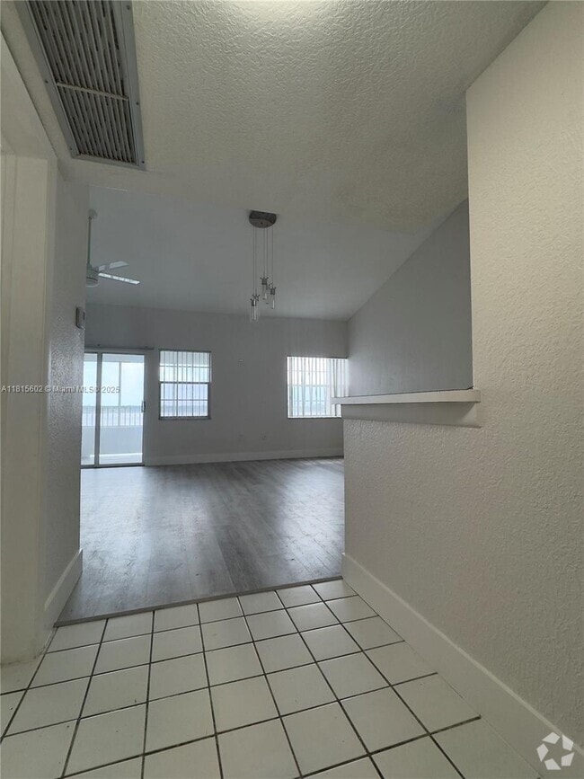 Building Photo - 2811 N Oakland Forest Dr Unit 304 Rental
