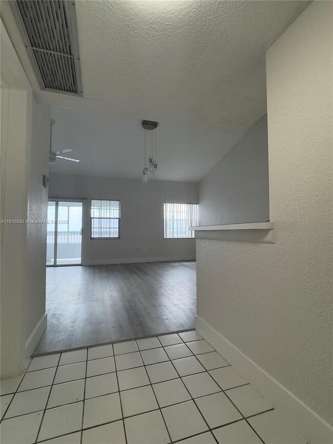 Building Photo - 2811 N Oakland Forest Dr Unit 304 Rental