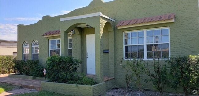 Building Photo - 410 Monroe Dr Rental