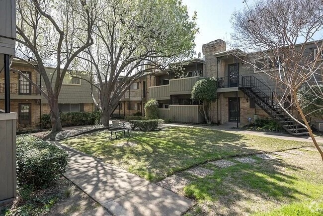 Building Photo - Conveniently located condo in Dallas