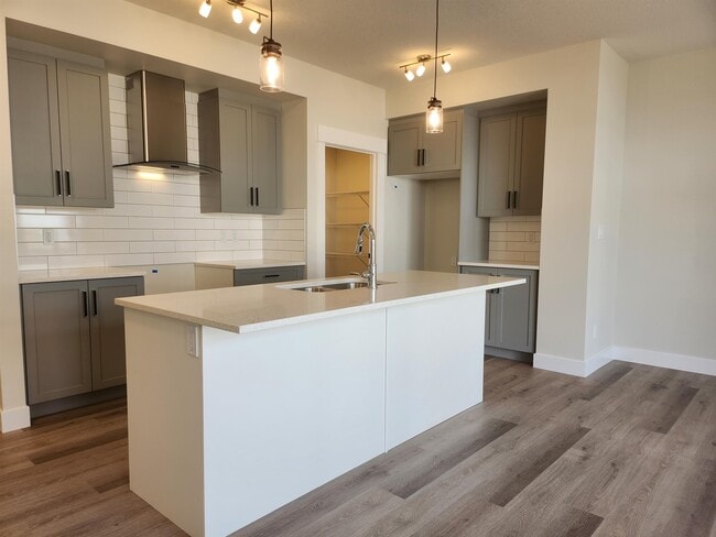 Photo - 22916-22995 95 Ave NW