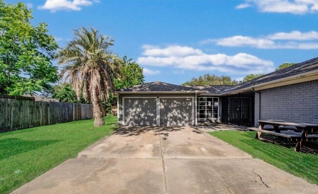 Photo - 9430 Claridge Dr