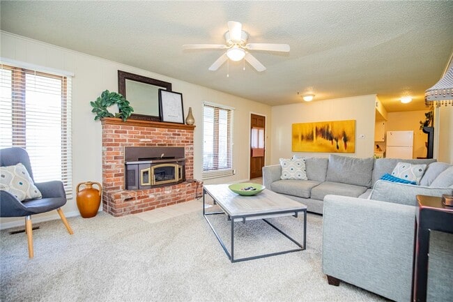 Photo - 107 NW Winfield Ln