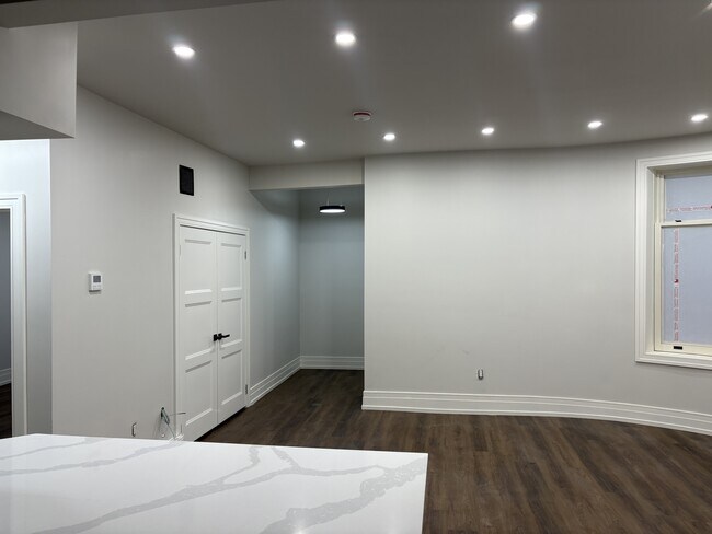 Photo - 52 Charlton Ave W Unit 5