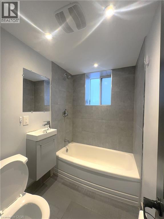 Photo - 245 Mohawk Rd E Unité 2