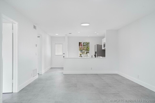 Photo - 737 Nantucket Cir Unit B