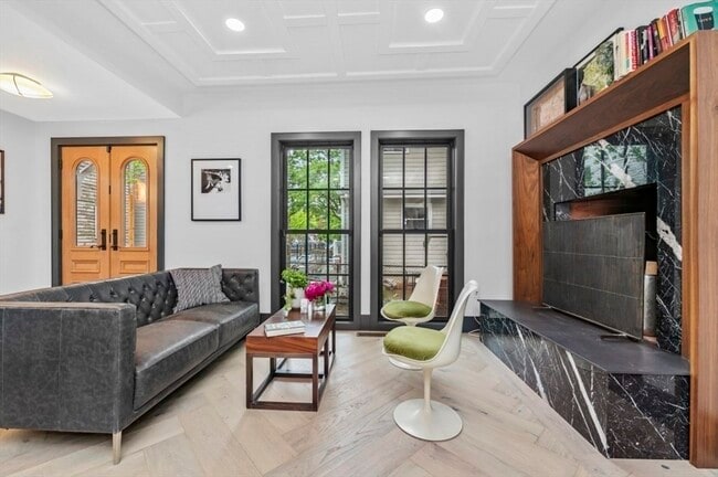 Photo - 208 Windsor St