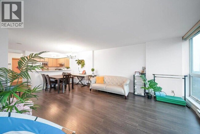 Photo - 6088-6088 Willingdon Ave