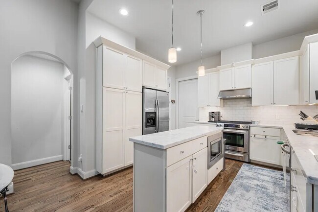 Photo - 3022 Maxroy St