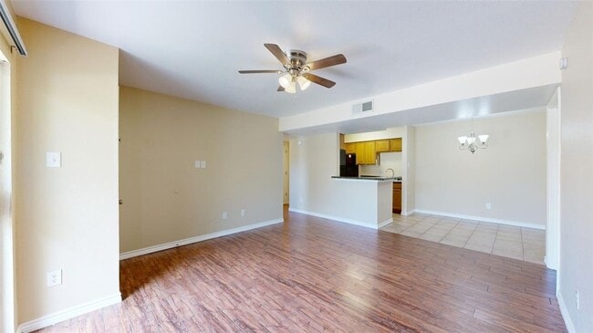 Photo - 904 University Oaks Blvd Unidad 97