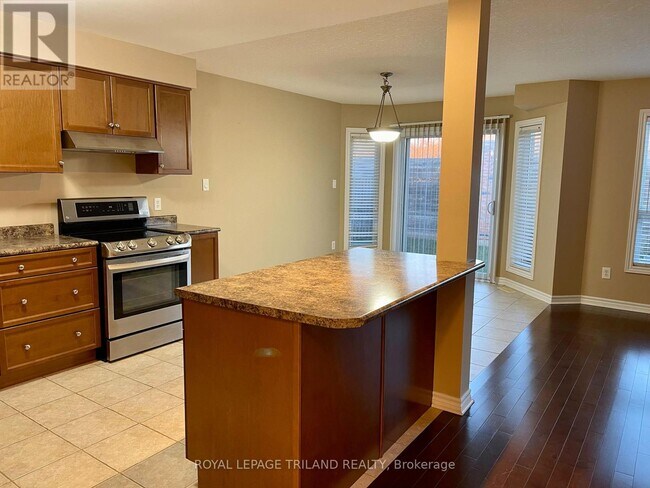 Photo - 979 Crosscreek Ct