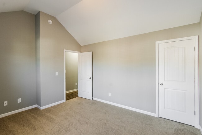 Photo - 465 Lory Ln