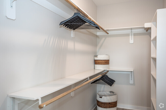 2BR, 2BA - 1,136SF Bahia - Walk-In Closet - Middle Sound West Apartments