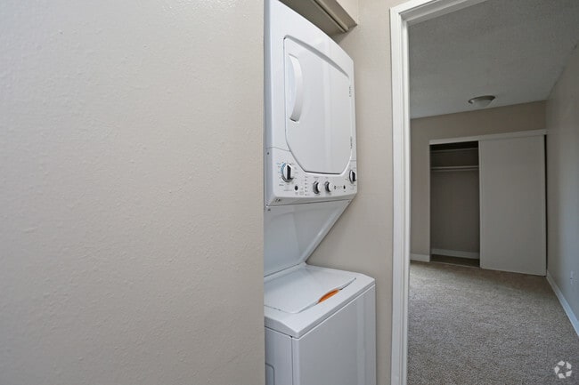 1BR, 1BA - 640 SF