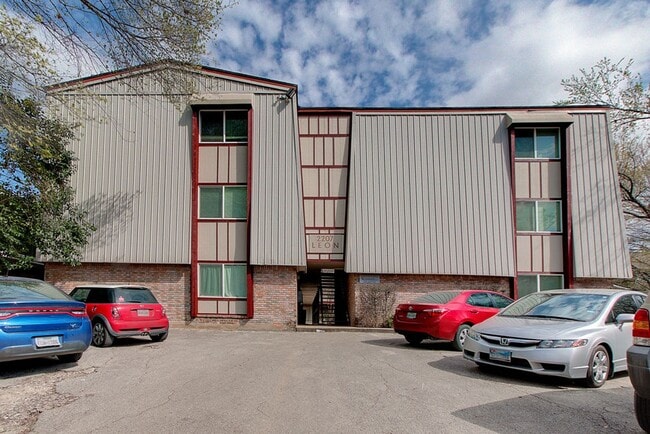 Building Photo - Walk to UT campus,  gorgeous remodeled unit