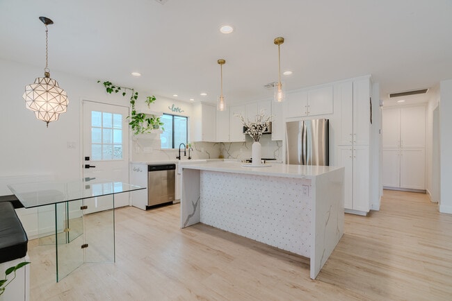 Building Photo - 52801 Avenida Alvarado Rental