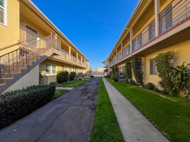 Building Photo - 5919-5925 Crenshaw Blvd