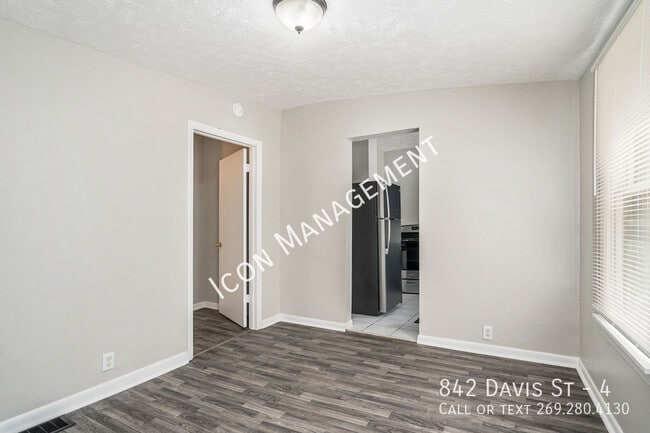 Photo - 842 Davis St Unit 4