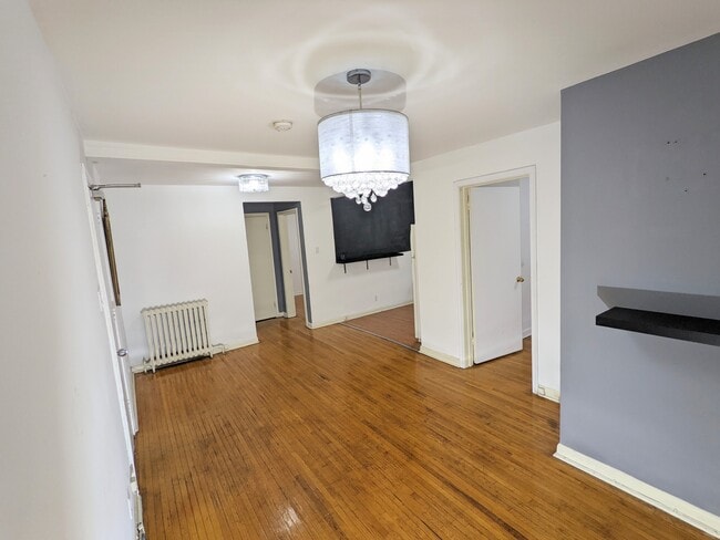 Building Photo - 2bd, 1Bath 5 minutes walk to Eglinton W Su... Unit 2